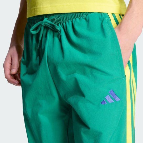 Calça Adidas  Esportiva Em Malha E Bainha Aberta Essentials Três Listras