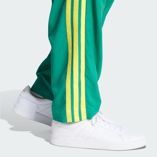 Calça Adidas  Esportiva Em Malha E Bainha Aberta Essentials Três Listras