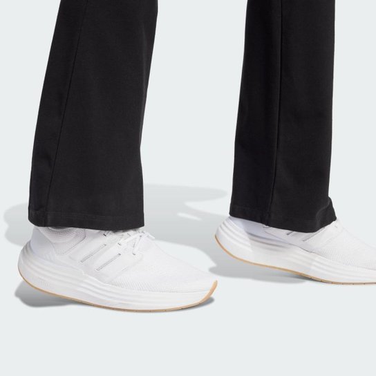 Calça Legging Adidas Flare Essentials com Logo Pequeno Feminina