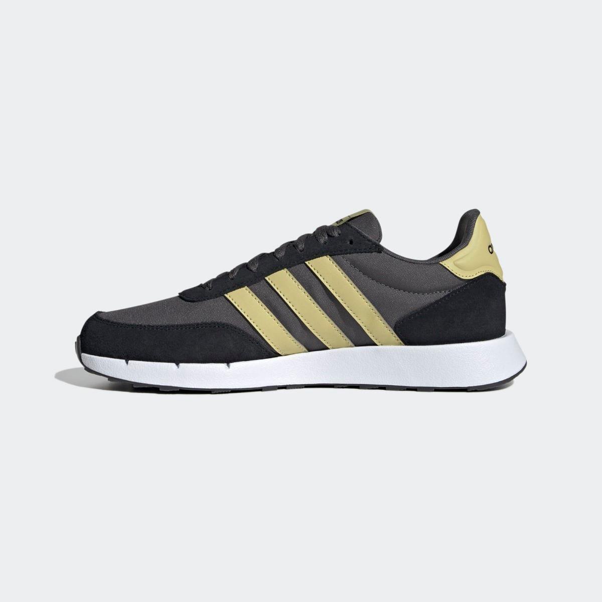 tenis adidas com detalhe dourado